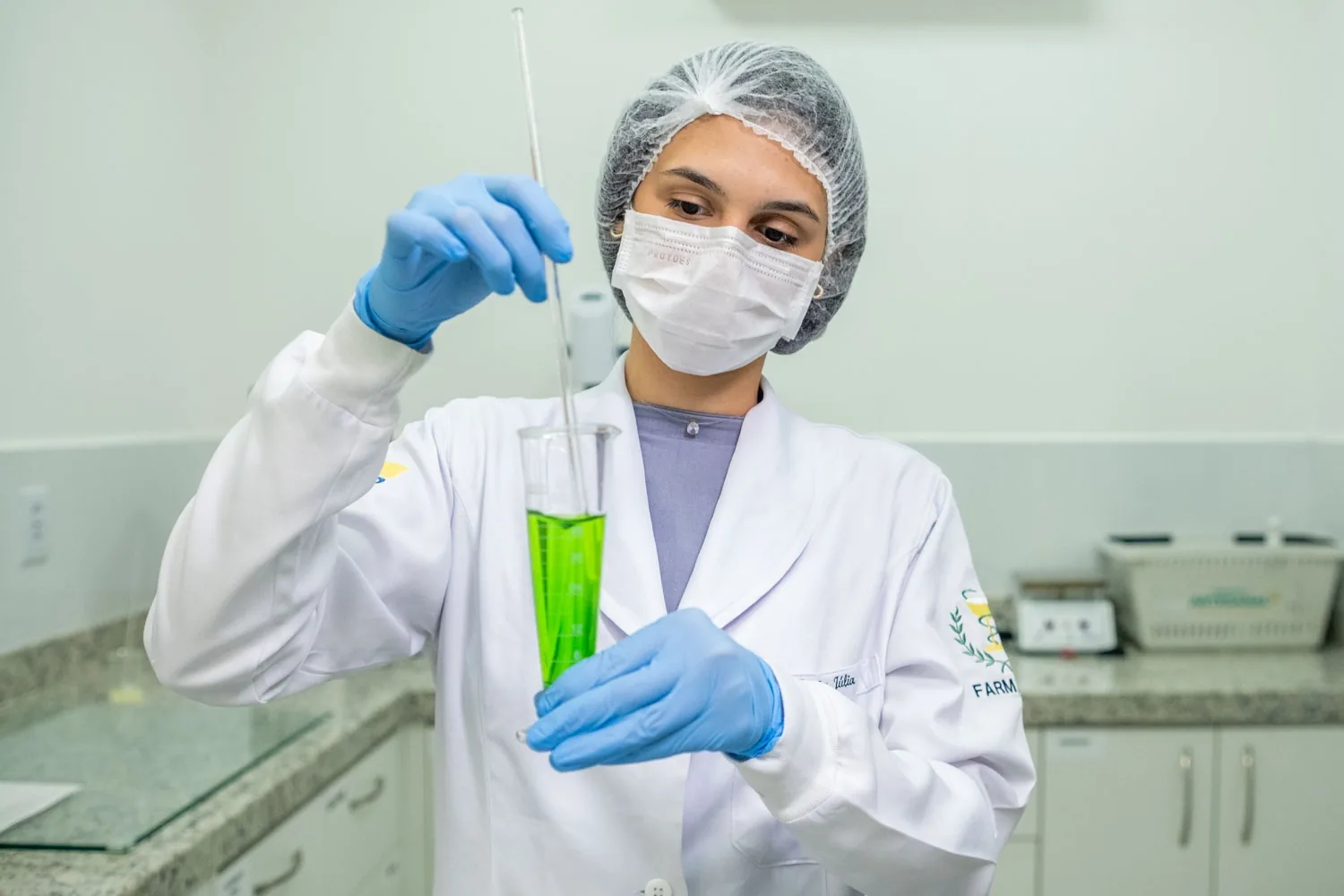 Profissional manipulando fórmula em laboratório farmacêutico
