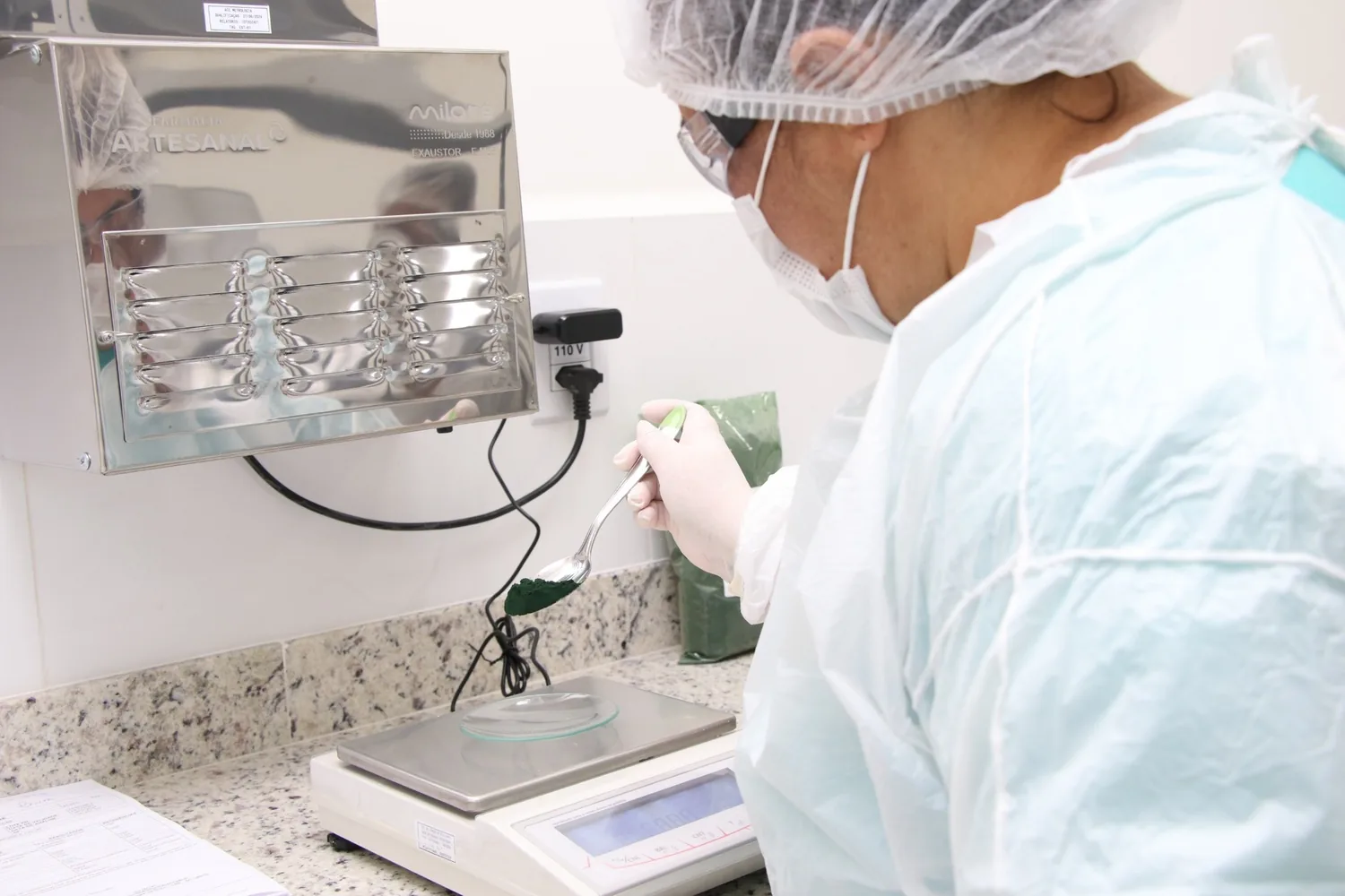 Pesagem de matéria-prima em laboratório de manipulação